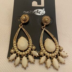 Rue21 Drip Earings NWT. White Stones